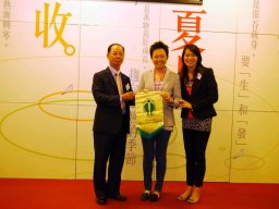 Dr Denny Chow and Miss Catherine Lee presenting an ITP souvenir to Miss Sonia Tsang
